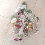 たっぷりかすみ草とバラと小花のボリュームドライフラワースワッグ 花束 ブーケ