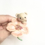 テディベアとピンクオレンジの花のブローチ（天然石付き）