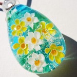 《スイセン》　ペンダント　ガラス　とんぼ玉　雪の結晶