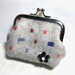 お花が付いたウールのがま口財布