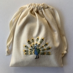 孔雀刺繍巾着  生成り