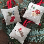 【sale!】リネンに刺繍したクリスマスのオーナメント　M 3個組 四角