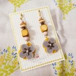 フェルトとウッドビーズのお花ピアス/イヤリング＊ナチュラル