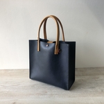 ヌメ革の手提げバッグ　《荷物が少ない時に♪》人気のネイビー