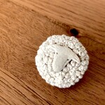 陶と刺繍のブローチ ひつじ 小