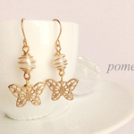 ちょうちょとパールのピアス