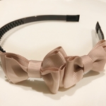 大人可愛い♡キッズ　子ども　リボンカチューシャ　ライトベージュ　ダブルリボン　上品　おしゃれ　可愛い
