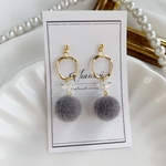 SALE♡ツイストリング　グレーファーボールピアス