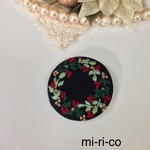 クリスマスリースの刺繍  ブローチ／ヘアゴム