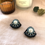 ビーズ刺繍＊ブラック&ブルーのパールピアス