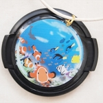 カクレクマノミも！★サンゴ礁で泳ぐ熱帯魚たち★レンズキャップ