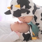 牧場に遊ぶ、子牛ボンネット帽子