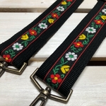 38mm幅・斜め掛け用ショルダーストラップ★ 黒ベルト＋黒地×赤・白・黄色の花刺繍の18mm幅の王道チロリアンテープ