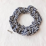 ほっこり紺色の唐草模様猫シュシュ首輪