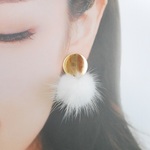 ふわふわミンクファー×ゴールドプレートの大人上品イヤリング/ピアス❄️（ホワイト・白・秋・冬・シンプル・大ぶり・雪・揺れる・ふわふわ・天然ミンクファー・ウェーブ・大人可愛い）