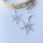 手刺繍の雪の結晶ピアス(ユニコーン)