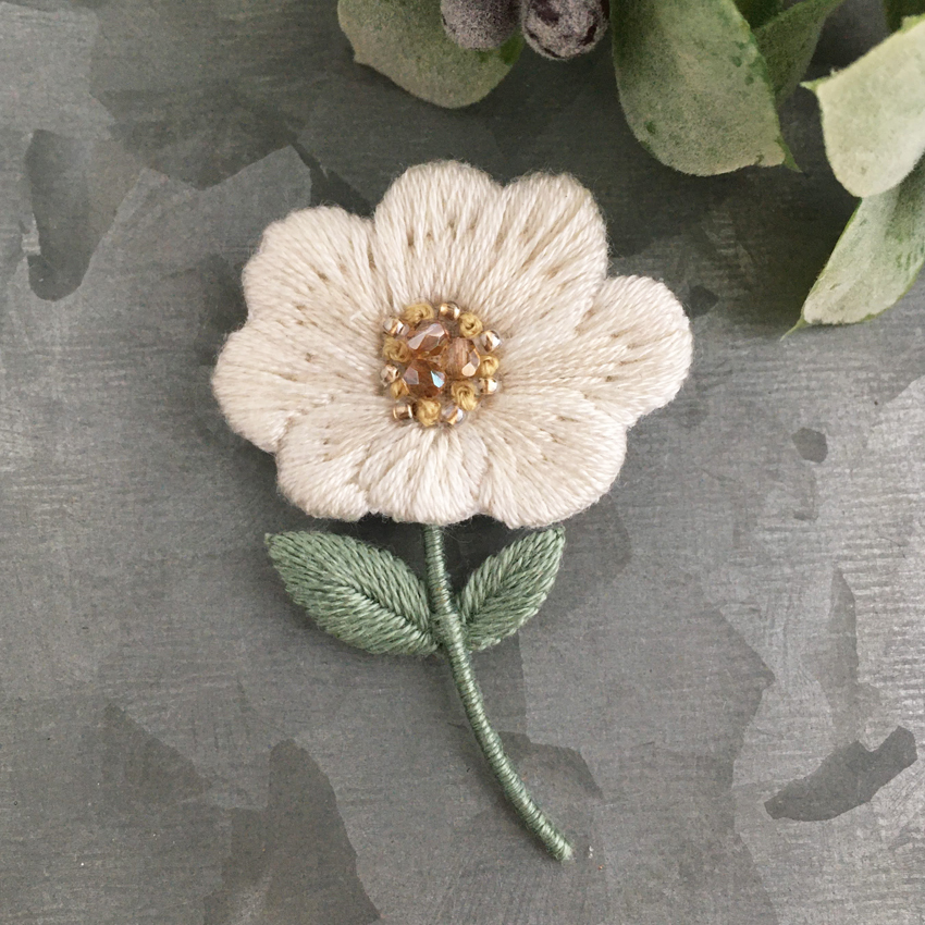 オンラインショップ】 【No.50】ハンドメイド刺繍ブローチ コスモス