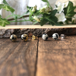 【丸玉】6㎜枠×ダルメシアンジャスパー・サージカルステンレスピアス・ノンホールピアス／メンズ・ユニセックス・メンズライク／SUS 316L・金属アレルギー対応／お守り・オルゴナイト／小さい