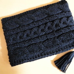 アラン編みとレトロな水玉織り柄のクラッチバッグ