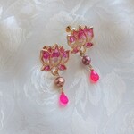 フューシャピンクカラーの蓮花イヤリング
