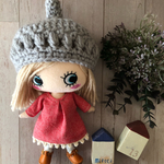 着せ替え〈2点セット〉ෆ̈ ハッピードール　イーマリー　〈とんがり帽子とレースワンピ〉赤　グレー毛糸