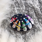 ⛄カラフル帽子の雪だるまちゃんズ＊手刺繍くるみボタンブローチ