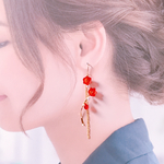 椿のロングピアス　椿の花につぼみを添えて