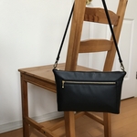 ♦ 長財布と必要な小物がすっぽり収まるショルダー ♦ ブラック レザー
