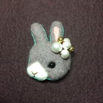 羊毛フェルトブローチ ベルうさぎ