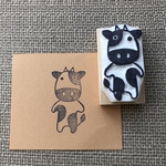 ぼんやり立っている牛の消しゴムはんこ