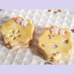 お好きなアクセサリーに加工　クリームサンドさくらクッキー