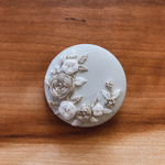 ビーズ刺繍 白い花（ヘアゴム/ブローチ）