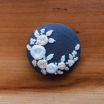 ビーズ刺繍 白い花（ヘアゴム/ブローチ）