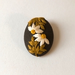 白い花 刺繍ブローチ ダークブラウン