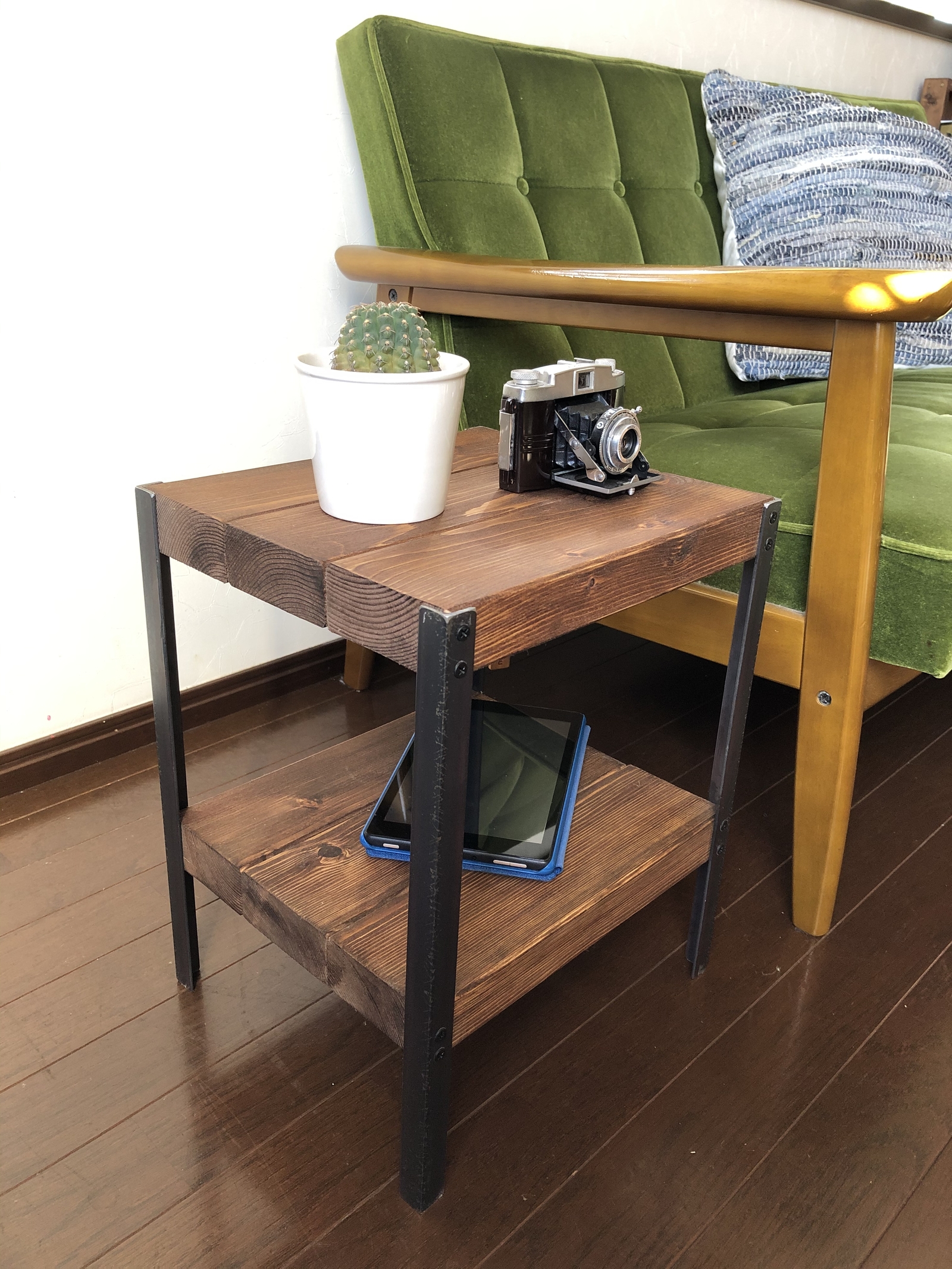 インダストリアルサイドテーブル・アイアンレッグ・ビンテージテーブル