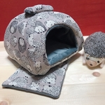 ハリネズミさんのドーム型ハウス-18cm+中敷き♪グレージュ地ハリネズミ柄
