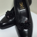 花びらいっぱいのシューズアクセサリー ブラック＆メタル