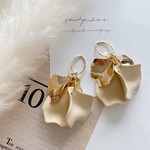 ベージュ×ゴールド　ペタルピアス/イヤリング　花びら　フラワー　花弁