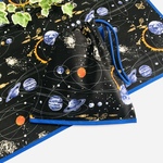 再】簡単ループ 太陽系 宇宙柄 黒 40×60ランチョンマット＆巾着袋 給食セット 英字 カッコいい 土星 地球 高学年まで 青色縁どり ランドセルフック