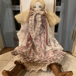 【hinajun32様専用】La fille porte-bonheur リバティ　ダーシーの服を着た女の子のドール