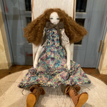 La fille porte-bonheur リバティファブリックス　サマーポージーの服を着た女の子のドール