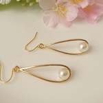 しずくフープとパールのピアス/イヤリング