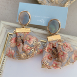 くすみブルー×ピンク刺繍リボンのバネ式イヤリング