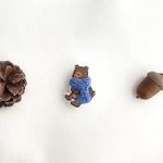 青いマフラーをしたクマのブローチ