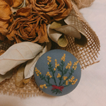 刺繍　ミモザのブローチ(ネイビー）