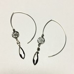 【送料無料】透かしパーツとクリスタルのワイヤーカーブピアス（カラー：シルバー）