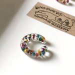 かすみ草の蕾とガラスフレークのレジンイヤーカフ