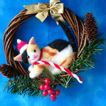 サンタ帽子の三毛猫クリスマスリース　羊毛フェルト　猫　ハンドメイド