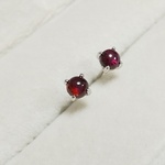 バーガンディーのガーネット(4mm)シルバーピアス