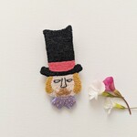 あみあみブローチ「長い帽子のおじさん・黒」